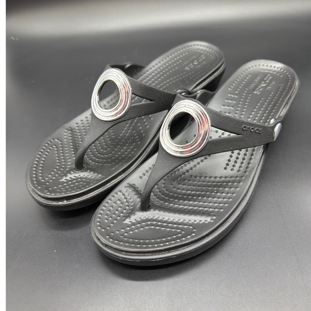 Crocs Sanrah Metal Circle Wedge Black Silver Thong Sandals Womens 8 203342